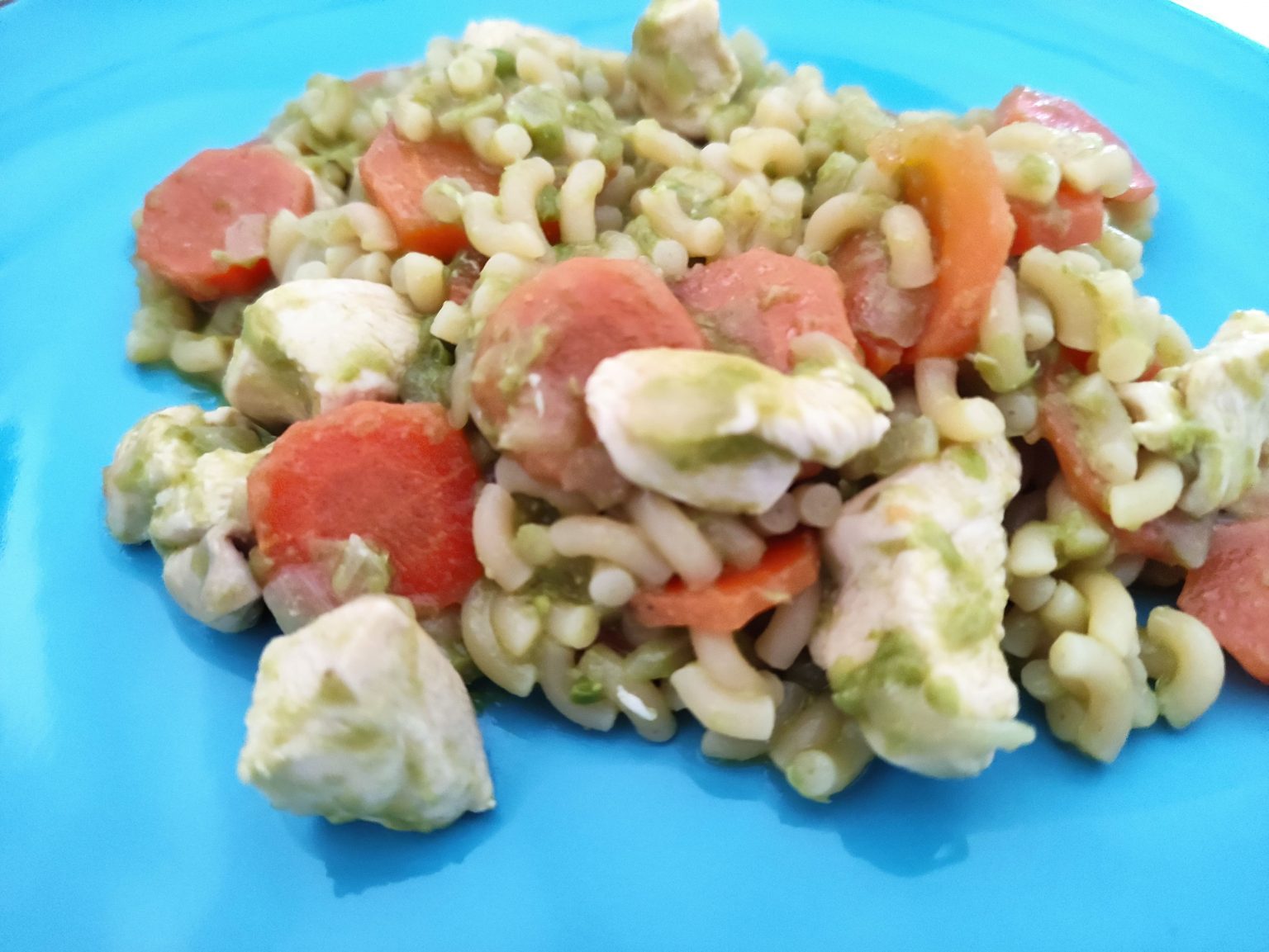 Coquillettes à la crème de petit pois, carottes poulet